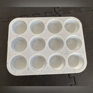 Silicone muffin pan